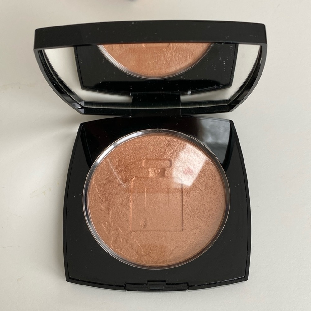 Chanel Eclat Lunaire Illuminating Face Powder in Or Rose